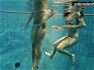 2 stunning amateurs displaying their bodies off under water